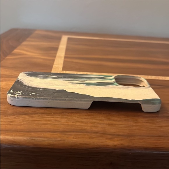 Plant-Based iPhone 13 Case - Picture 5 of 10